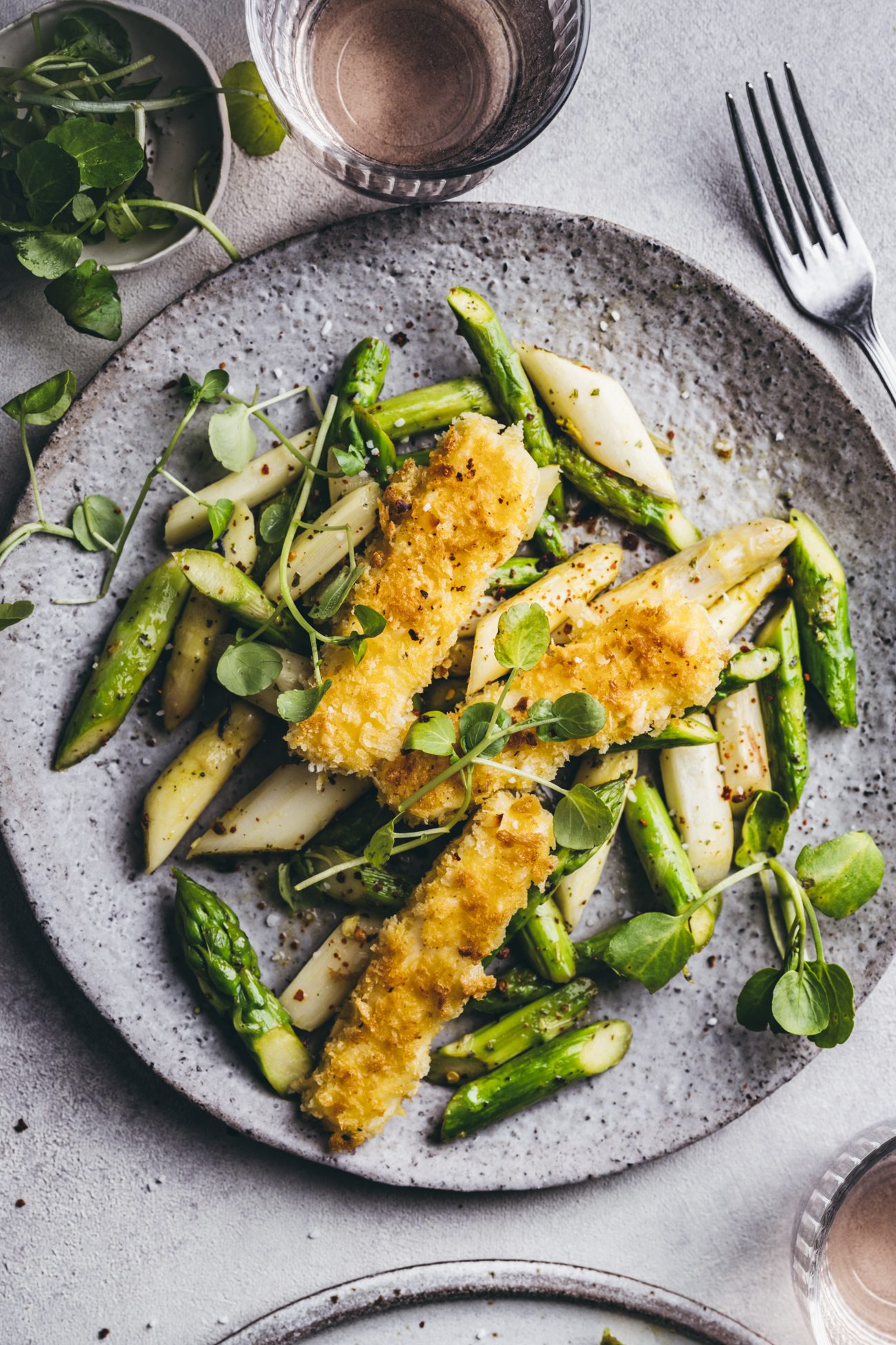 Leckeres Spargelsalat Rezept mit paniertem Halloumi