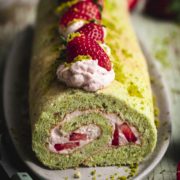 Pistazien Biskuitrolle mit Erdbeeren