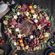 Rezept für einen weihnachtlichen Antipasti Kranz