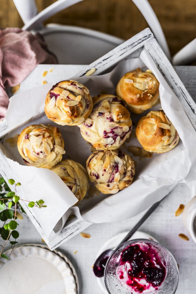 Hefeknoten mit Blaubeeren